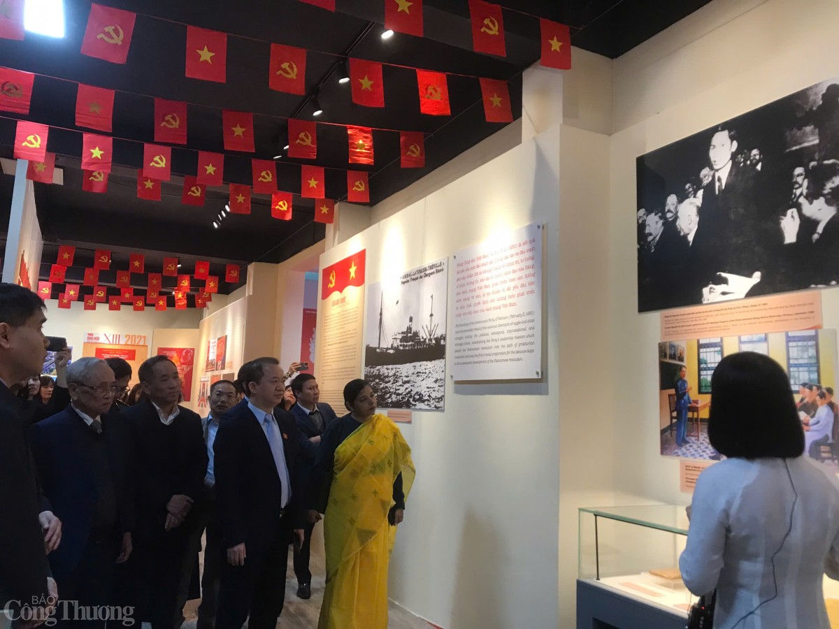 Các đại biểu tham quan trưng bày Các đại biểu tham quan trưng bày
