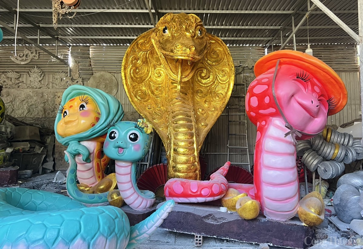 Bên trong xưởng tạo hình linh vật rắn Tết ở Gia Lai Bên trong xưởng tạo hình linh vật rắn Tết ở Gia Lai