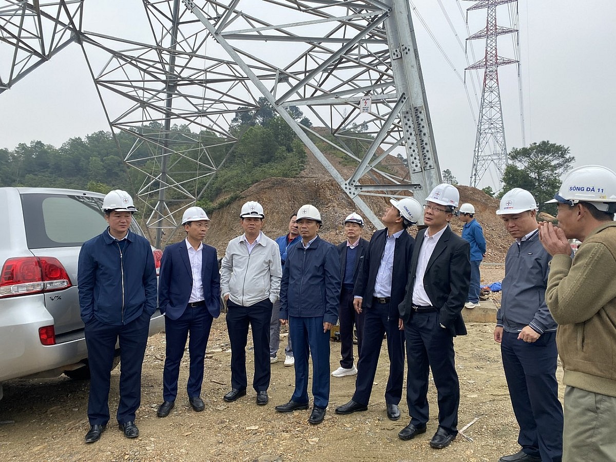 EVNNPT: Kiểm tra đảm bảo điện dịp Tết Nguyên đán EVNNPT: Kiểm tra đảm bảo điện dịp Tết Nguyên đán