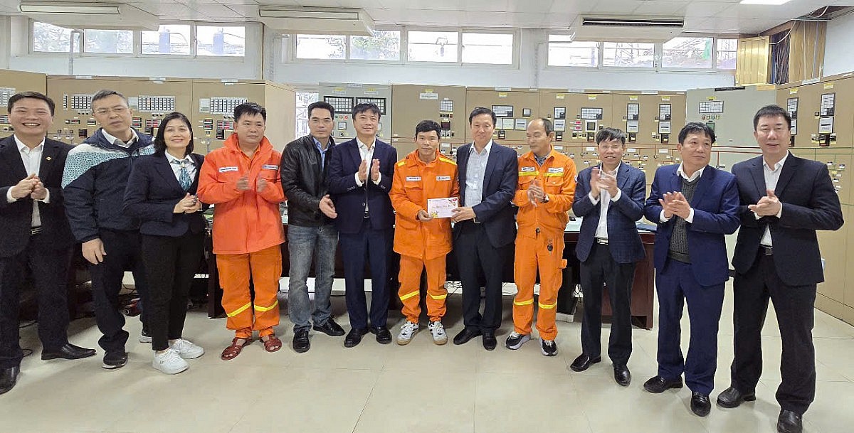 EVNNPT: Kiểm tra đảm bảo điện dịp Tết Nguyên đán EVNNPT: Kiểm tra đảm bảo điện dịp Tết Nguyên đán