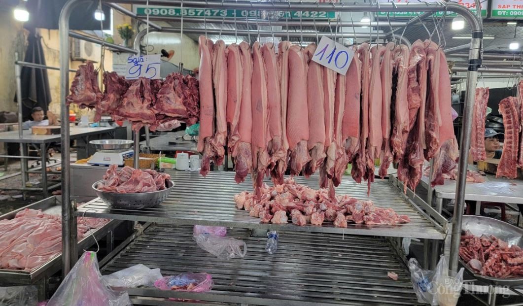 Giá thịt lợn hơi liên tục tăng và neo cao trong những tháng gần đây. Giá thịt lợn hơi liên tục tăng và neo cao trong những tháng gần đây.