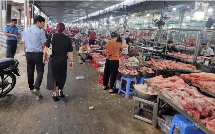 Nhu cầu thịt lơn tiếp tục tăng trong những dịp Tết Nguyên đán. Nhu cầu thịt lơn tiếp tục tăng trong những dịp Tết Nguyên đán.