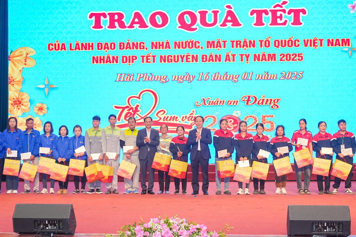 Phó Thủ tướng và Đoàn công tác Trung ương trao 245 suất quà cho đoàn viên, người lao động có hoàn cảnh khó khăn, các gia đình chính sách, hộ nghèo tại Hải Phòng - Ảnh: VGP/Tuấn Dũng Phó Thủ tướng và Đoàn công tác Trung ương trao 245 suất quà cho đoàn viên, người lao động có hoàn cảnh khó khăn, các gia đình chính sách, hộ nghèo tại Hải Phòng - Ảnh: VGP/Tuấn Dũng