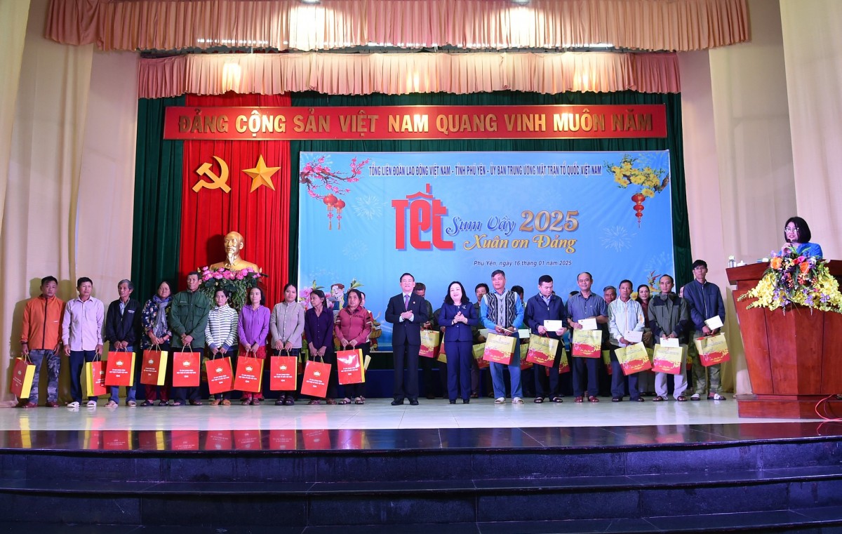 Phó Thủ tướng Hồ Đức Phớc cùng lãnh đạo tỉnh Phú Yên tặng quà tết cho bà con - Ảnh: VGP/Trần Mạnh Phó Thủ tướng Hồ Đức Phớc cùng lãnh đạo tỉnh Phú Yên tặng quà tết cho bà con - Ảnh: VGP/Trần Mạnh