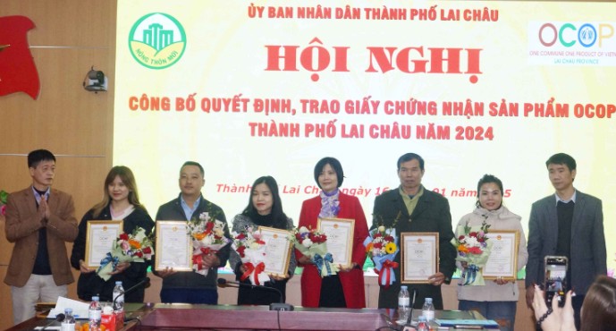 Thành phố Lai Châu trao giấy chứng nhận cho 12 sản phẩm OCOP Thành phố Lai Châu trao giấy chứng nhận cho 12 sản phẩm OCOP