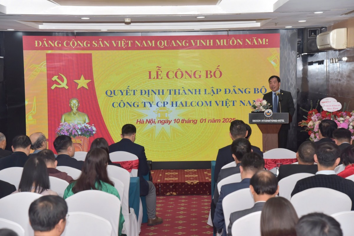 Bí thư Đảng uỷ, Chủ tịch HĐQT Halcom Việt Nam Nguyễn Quang Huân tiếp thu ý kiến từ Quận uỷ Đống Đa. Ảnh: Halcom VN Bí thư Đảng uỷ, Chủ tịch HĐQT Halcom Việt Nam Nguyễn Quang Huân tiếp thu ý kiến từ Quận uỷ Đống Đa. Ảnh: Halcom VN