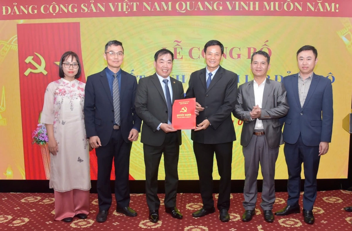 Đảng bộ Halcom Việt Nam chính thức nhận quyết định thành lập, trên cơ sở được nâng cấp từ Chi bộ. Ảnh: Halcom VN Đảng bộ Halcom Việt Nam chính thức nhận quyết định thành lập, trên cơ sở được nâng cấp từ Chi bộ. Ảnh: Halcom VN