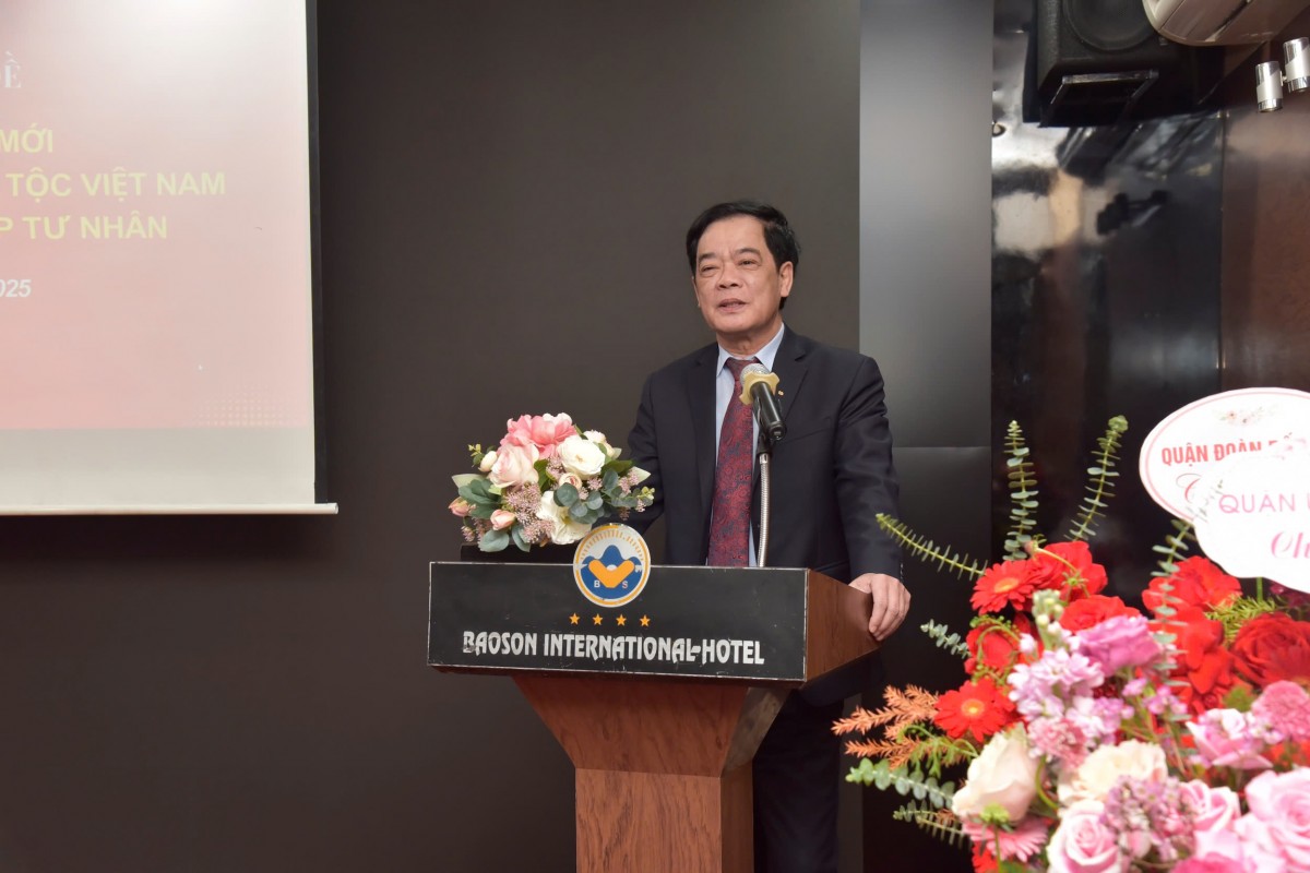 TS.Nhà báo Nhị Lê chia sẻ về chủ để “Kỷ nguyên mới - Kỷ nguyên vươn mình của dân tộc và vai trò của doanh nghiệp tư nhân”. Ảnh: Halcom VN TS.Nhà báo Nhị Lê chia sẻ về chủ để “Kỷ nguyên mới - Kỷ nguyên vươn mình của dân tộc và vai trò của doanh nghiệp tư nhân”. Ảnh: Halcom VN