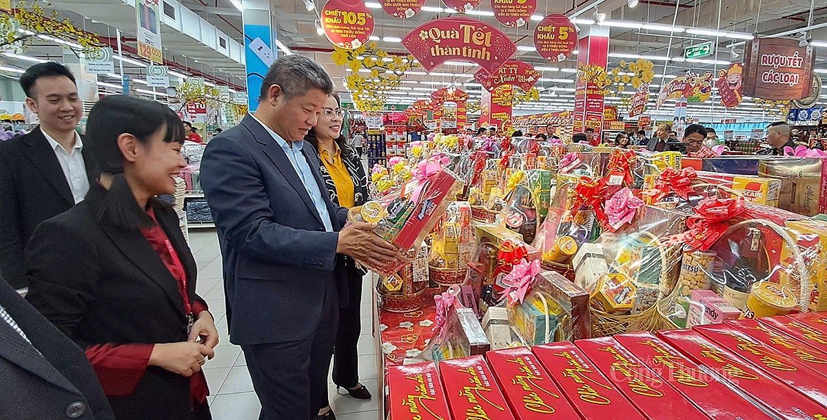 chiều ngày 16/1, Phó Chủ tịch UBND TP Hà Nội Nguyễn Mạnh Quyền đã đi kiểm tra công tác triển khai phục vụ Tết tại siêu thị Go! Thăng Long và chợ hoa xuân quận Nam Từ Liêm. chiều ngày 16/1, Phó Chủ tịch UBND TP Hà Nội Nguyễn Mạnh Quyền đã đi kiểm tra công tác triển khai phục vụ Tết tại siêu thị Go! Thăng Long và chợ hoa xuân quận Nam Từ Liêm.