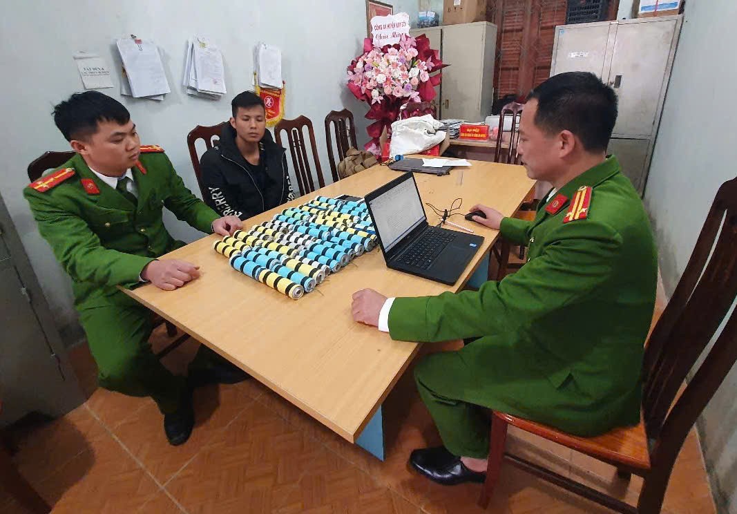 Hòa Bình: Bắt quả tang đối tượng làm và tàng trữ pháo nổ trái phép Hòa Bình: Bắt quả tang đối tượng làm và tàng trữ pháo nổ trái phép