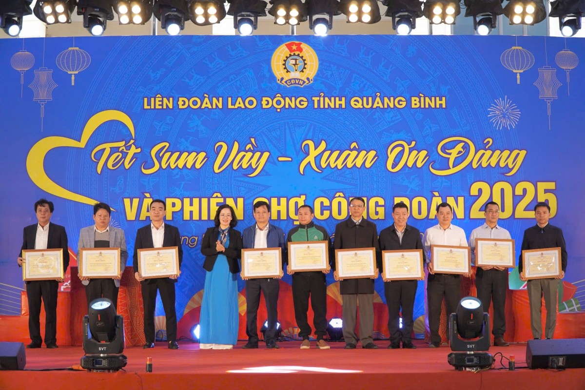 Ông Hoàng Hiếu Trung-Giám đốc PC Quảng Bình (ngoài cùng bên trái) nhận bằng khen của Liên đoàn Lao động tỉnh Quảng Bình