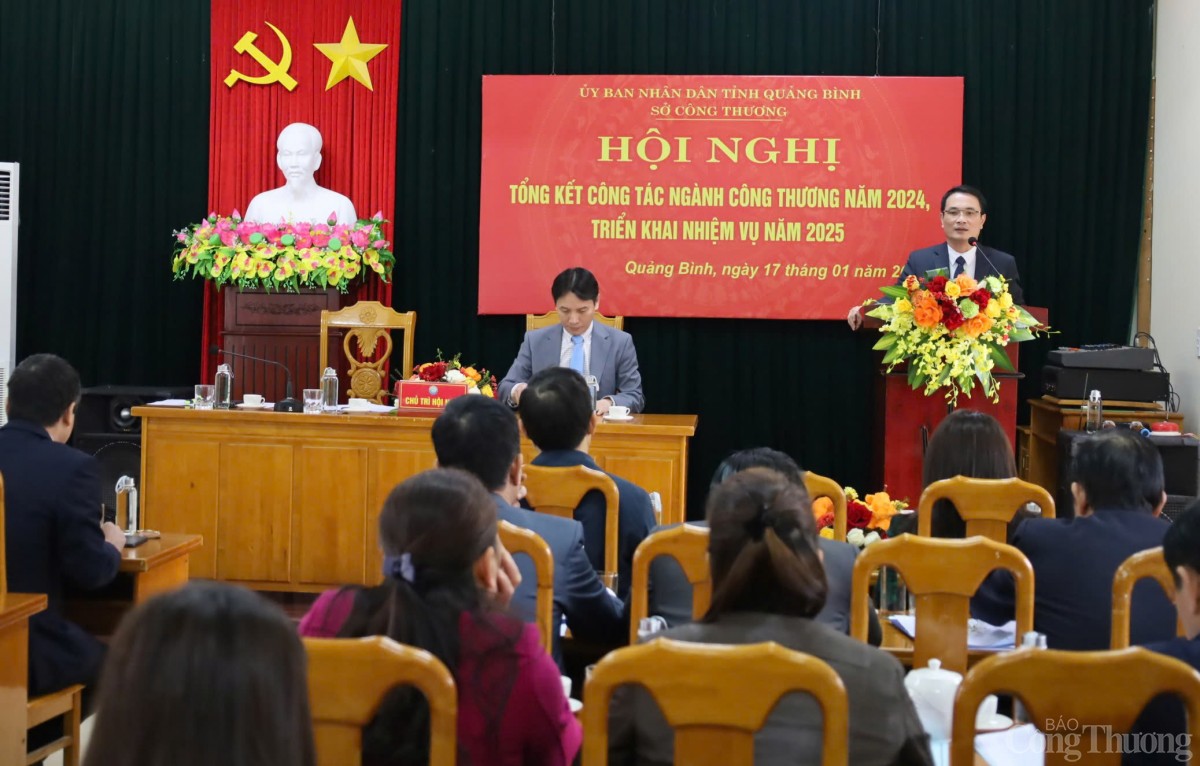 Ô Phan Hoài Nam- Phó Giám đốc Phụ trách Sở Công Thương Quảng Bình báo cáo tại Hội nghị Ô Phan Hoài Nam- Phó Giám đốc Phụ trách Sở Công Thương Quảng Bình báo cáo tại Hội nghị