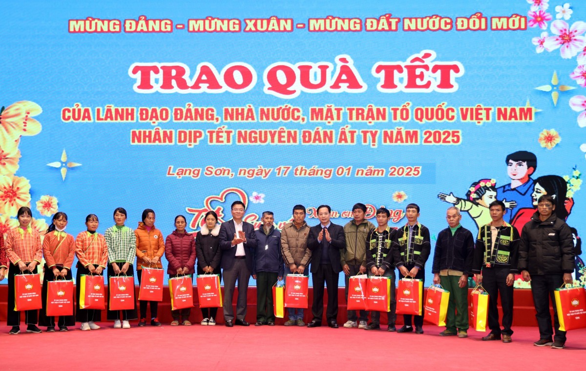 Phó Thủ tướng mong muốn công nhân, người lao động gác lại những lo toan của cuộc sống thường ngày để sum vầy vui vẻ, đầm ấm bên gia đình - Ảnh: VGP/Đức Tuân Phó Thủ tướng mong muốn công nhân, người lao động gác lại những lo toan của cuộc sống thường ngày để sum vầy vui vẻ, đầm ấm bên gia đình - Ảnh: VGP/Đức Tuân