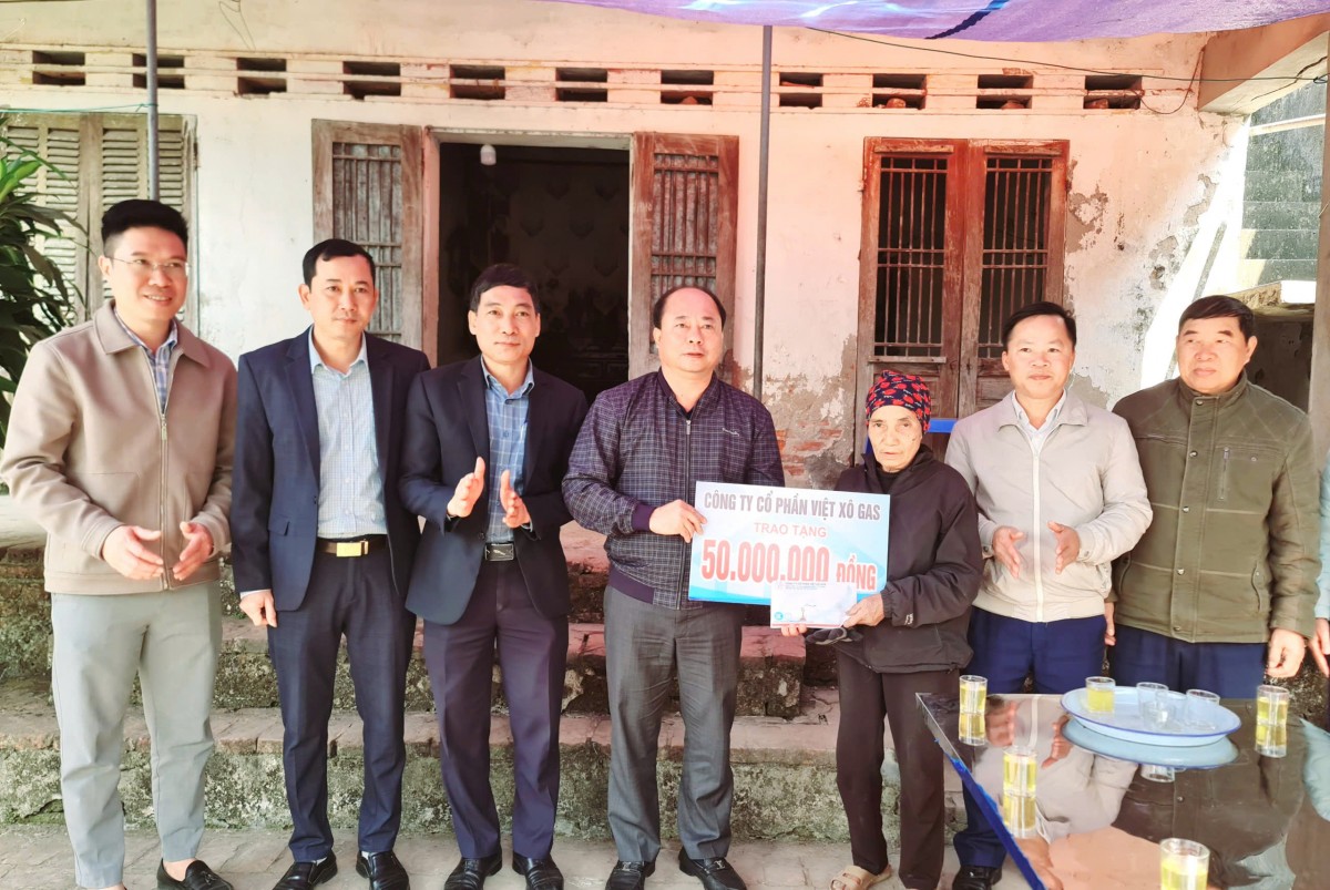 Đại diện Công ty Cổ phần Việt Xô Gas trao 50 triệu đồng hỗ trợ xây nhà mới cho hộ gia đình ông Hà Văn Điều Đại diện Công ty Cổ phần Việt Xô Gas trao 50 triệu đồng hỗ trợ xây nhà mới cho hộ gia đình ông Hà Văn Điều
