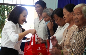 LSP tặng 100 phần quà Tết cho người nghèo xã Long Sơn