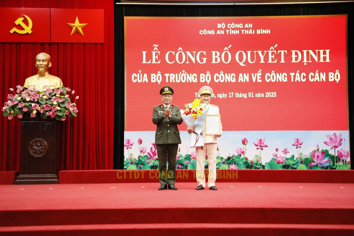 Đại tá Trần Xuân Ánh - Giám đốc Công an tỉnh Thái Bình trao quyết định, tặng hoa chúc mừng thượng tá Phạm Thanh Tiến. Đại tá Trần Xuân Ánh - Giám đốc Công an tỉnh Thái Bình trao quyết định, tặng hoa chúc mừng thượng tá Phạm Thanh Tiến.