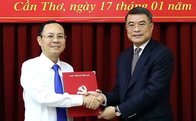 Trưởng ban Tổ chức Trung ương Lê Minh Hưng (phải) trao quyết định cho ông Nguyễn Văn Hiếu. Ảnh: An Bình Trưởng ban Tổ chức Trung ương Lê Minh Hưng (phải) trao quyết định cho ông Nguyễn Văn Hiếu. Ảnh: An Bình