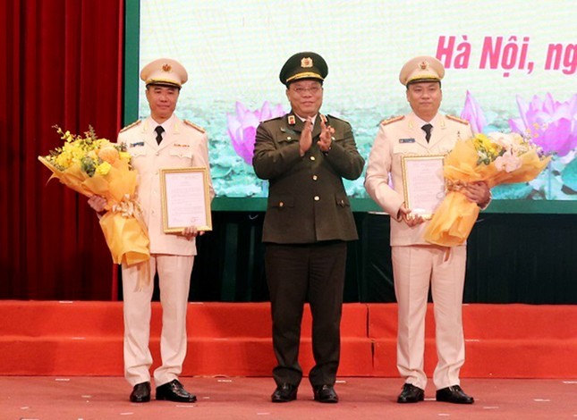 Trung tướng Nguyễn Hải Trung, Giám đốc Công an TP. Hà Nội trao quyết định bổ nhiệm cho hai đồng chí tân Phó Giám đốc Công an TP. Hà Nội. Ảnh: T.H. Trung tướng Nguyễn Hải Trung, Giám đốc Công an TP. Hà Nội trao quyết định bổ nhiệm cho hai đồng chí tân Phó Giám đốc Công an TP. Hà Nội. Ảnh: T.H.
