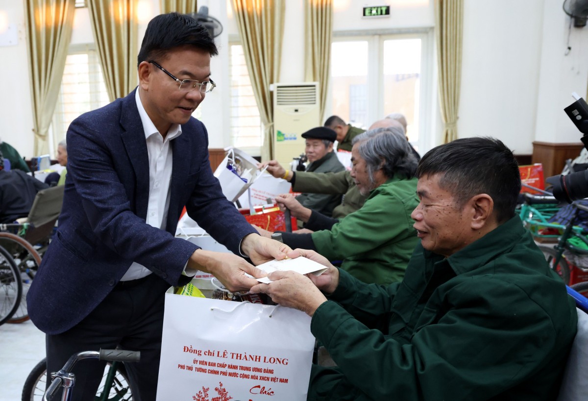 Phó Thủ tướng Lê Thành Long tặng quà Tết cho các thương binh, bệnh binh tại Trung tâm Điều dưỡng thương binh Thuận Thành - Ảnh: VGP/Đức Tuân Phó Thủ tướng Lê Thành Long tặng quà Tết cho các thương binh, bệnh binh tại Trung tâm Điều dưỡng thương binh Thuận Thành - Ảnh: VGP/Đức Tuân