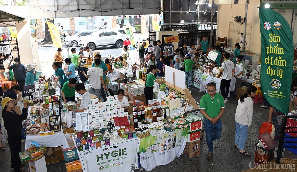 Chùm ảnh: Phiên chợ sản phẩm OCOP - đặc sản địa phương