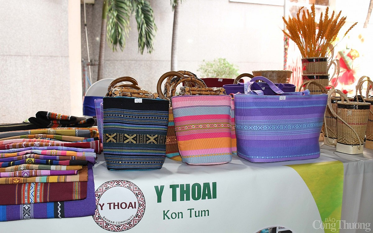 Chùm ảnh: Phiên chợ sản phẩm OCOP - đặc sản địa phương