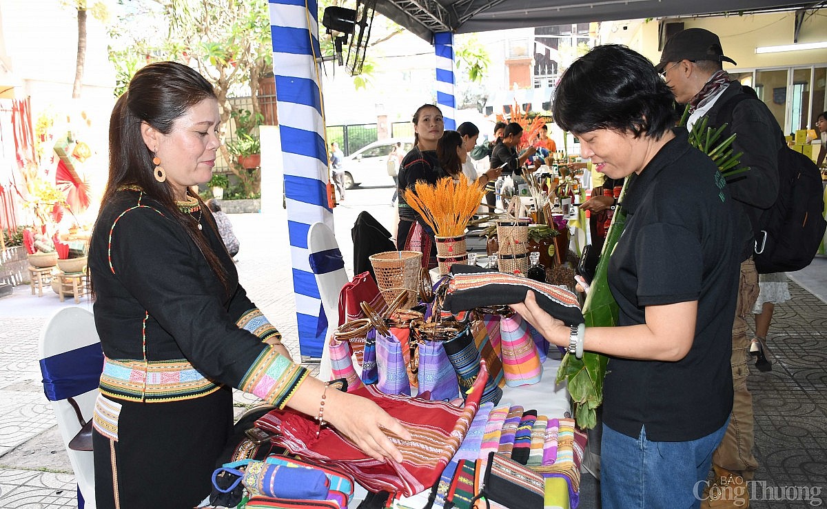 Chùm ảnh: Phiên chợ sản phẩm OCOP - đặc sản địa phương