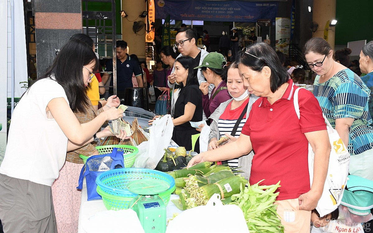 Chùm ảnh: Phiên chợ sản phẩm OCOP - đặc sản địa phương