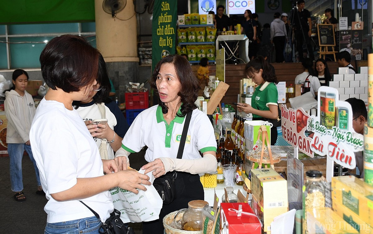 Chùm ảnh: Phiên chợ sản phẩm OCOP - đặc sản địa phương