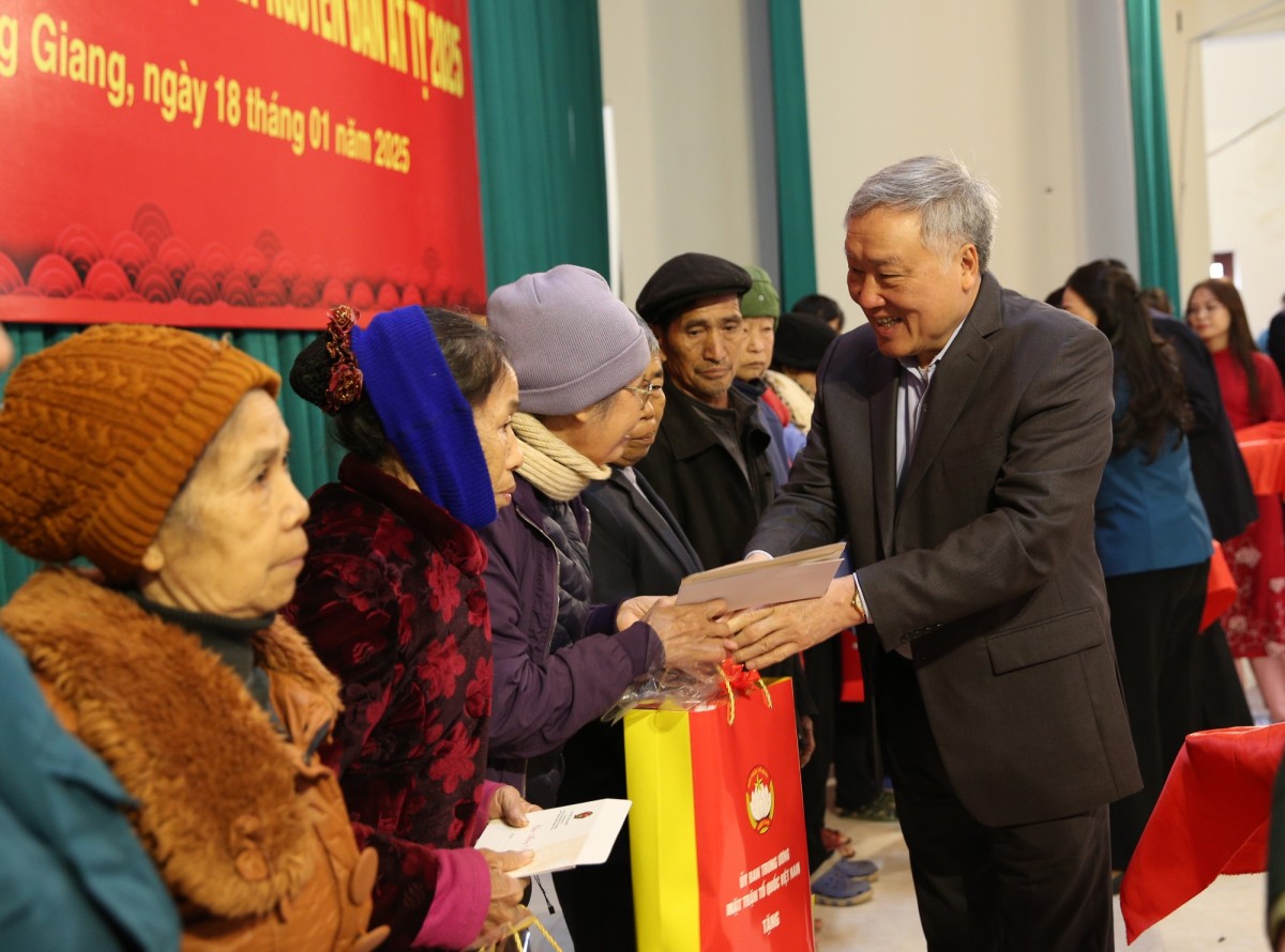 Phó Thủ tướng Thường trực Chính phủ Nguyễn Hòa Bình trao tặng 200 suất quà cho các hộ nghèo tại các xã thuộc huyện Lạng Giang - Ảnh: VGP/Nguyễn Hoàng Phó Thủ tướng Thường trực Chính phủ Nguyễn Hòa Bình trao tặng 200 suất quà cho các hộ nghèo tại các xã thuộc huyện Lạng Giang - Ảnh: VGP/Nguyễn Hoàng