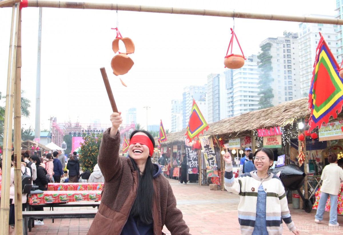 Trải nghiệm trò chơi dân gian như đập niêu…