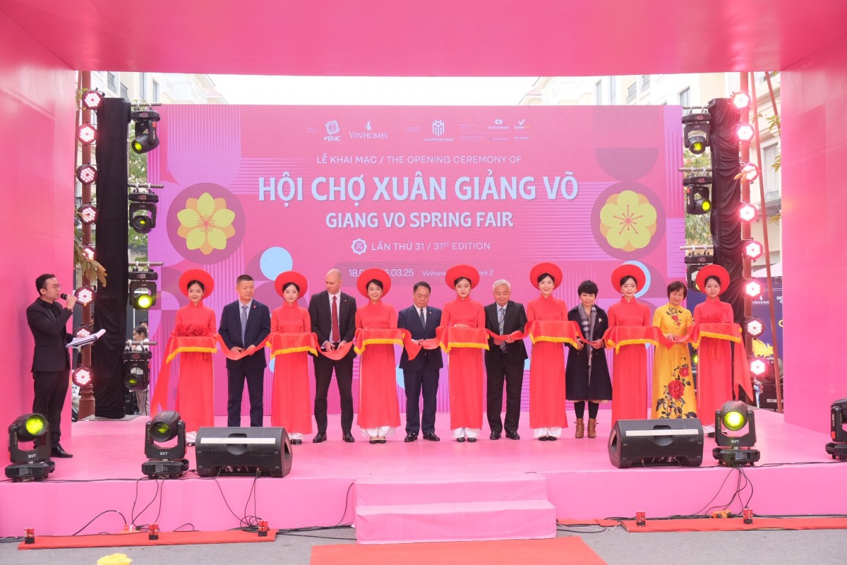 Các đại biểu tham dự thực hiện nghi thức cắt băng khai mạc hội chợ. Ảnh: Lê An Các đại biểu tham dự thực hiện nghi thức cắt băng khai mạc hội chợ. Ảnh: Lê An