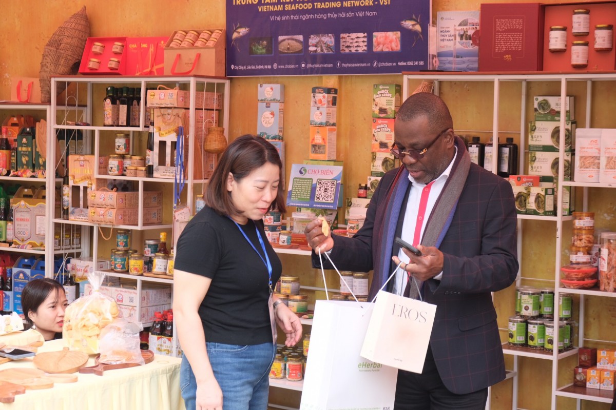 Du khách quốc tế mua sắm, tham quan tại Hội chợ. Ảnh: Lê An Du khách quốc tế mua sắm, tham quan tại Hội chợ. Ảnh: Lê An