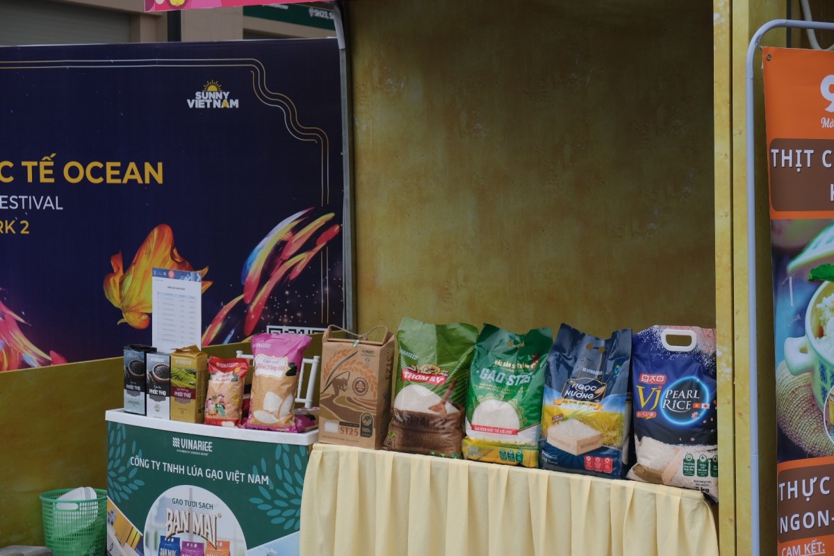 Nhiều mặt hàng thực phẩm được bày bán tại hội chợ. Ảnh: Lê An Nhiều mặt hàng thực phẩm được bày bán tại hội chợ. Ảnh: Lê An