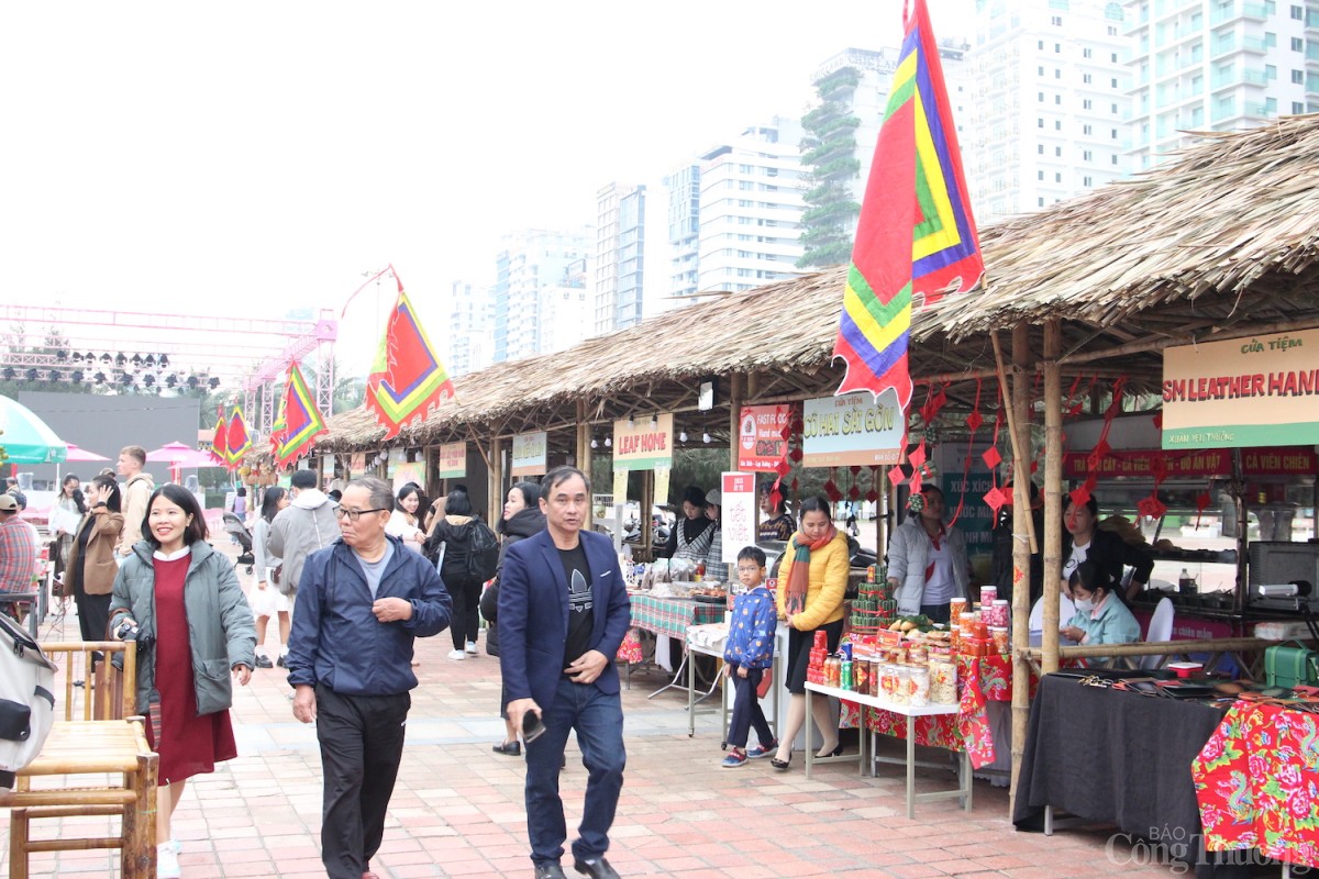 Từ ngày 17 – 21/1 (nhằm ngày 18 – 22/12 Âm lịch), tại Công viên Biển Đông (quận Sơn Trà, TP. Đà Nẵng) diễn ra chương trình Xuân Yêu thương 2025 với chủ đề “Hương Tết xưa – Sắc xuân nay” do Ban Quản lý Bán đảo Sơn Trà và các bãi biển du lịch Đà Nẵng tổ chức.