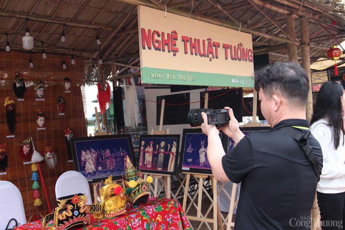 Tại chương trình cũng giới thiệu nghệ thuật hát Tuồng đến du khách