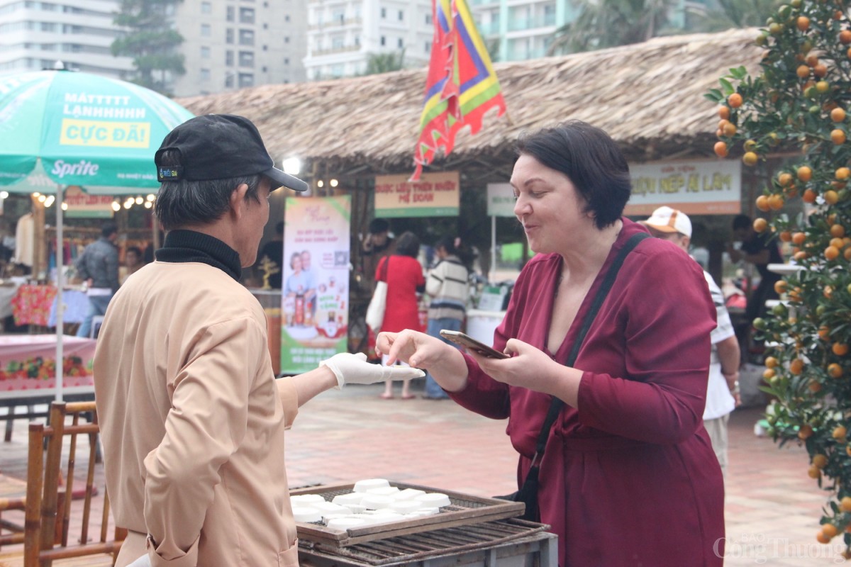 Thưởng thức các loại bánh mứt cổ truyền như mứt dừa, bánh in, bánh thuẫn… - văn hóa ẩm thực truyền thống của ngày Tết Việt Nam.