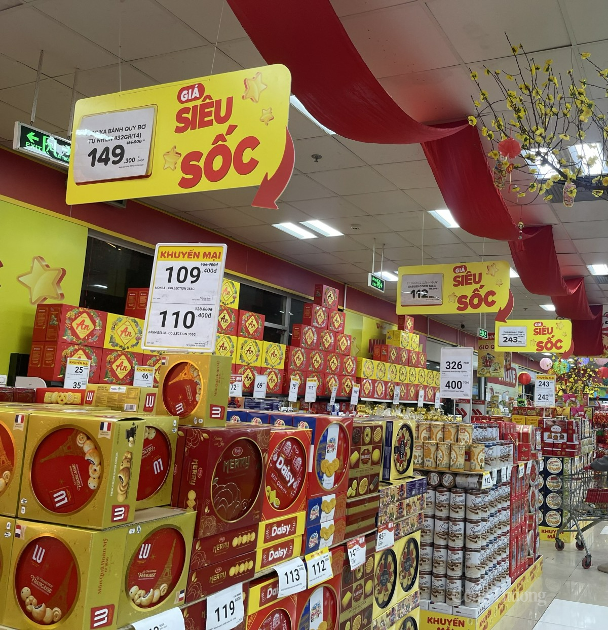 các siêu thị, cửa hàng đã tung ra nhiều chương trình khuyến mãi hấp dẫn, giảm giá các siêu thị, cửa hàng đã tung ra nhiều chương trình khuyến mãi hấp dẫn, giảm giá