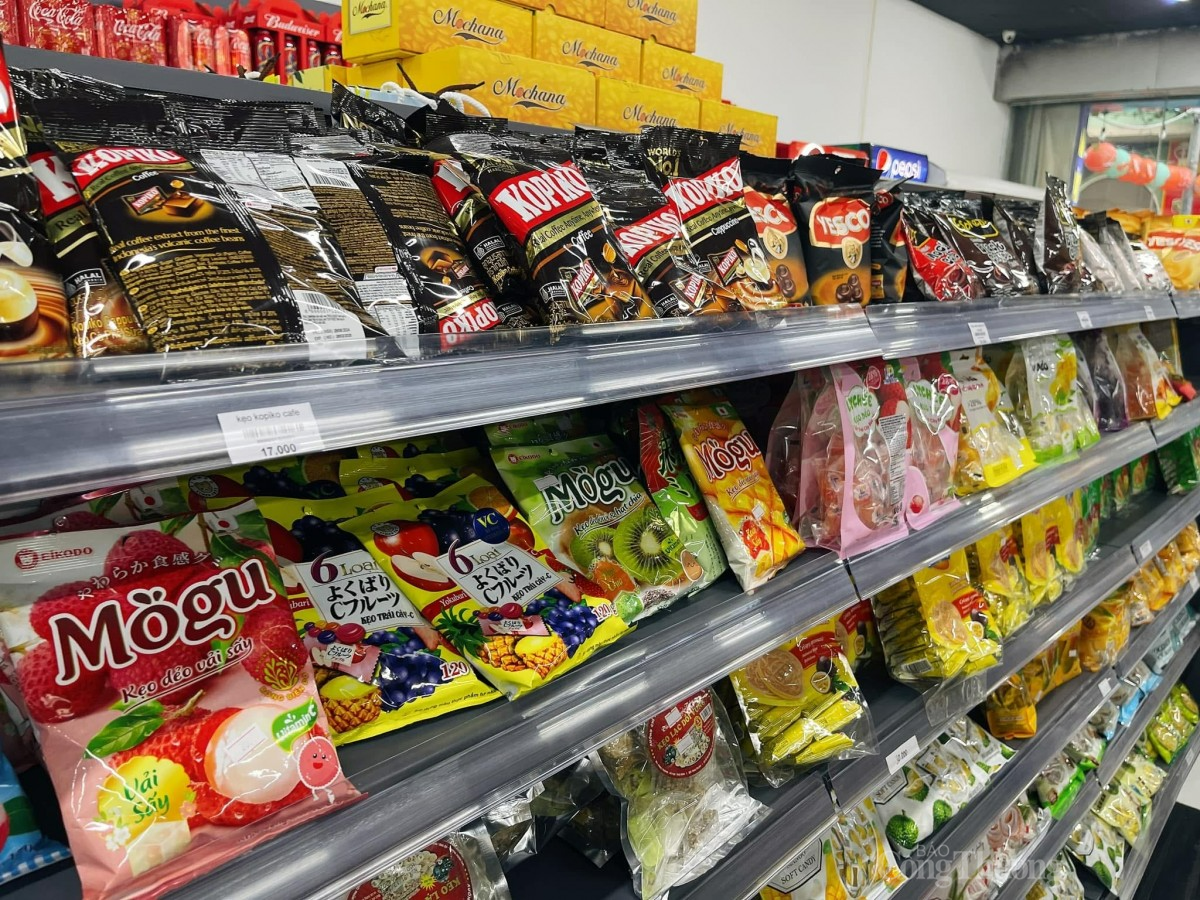 Nhiều loại bánh kẹo ngoại nhập cạnh tranh gay gắt với bánh mứt kẹo truyền thống. Ảnh: Nguyễn Hương Nhiều loại bánh kẹo ngoại nhập cạnh tranh gay gắt với bánh mứt kẹo truyền thống. Ảnh: Nguyễn Hương