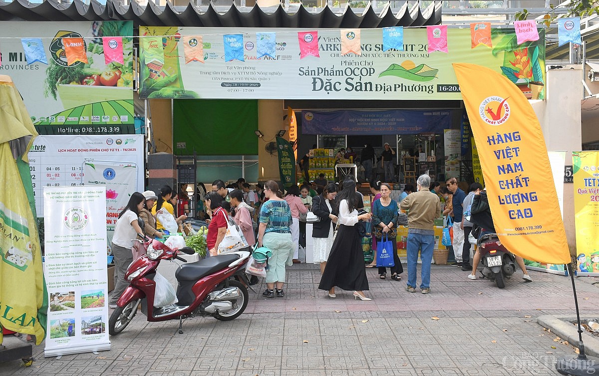 Chùm ảnh: Phiên chợ sản phẩm OCOP - đặc sản địa phương