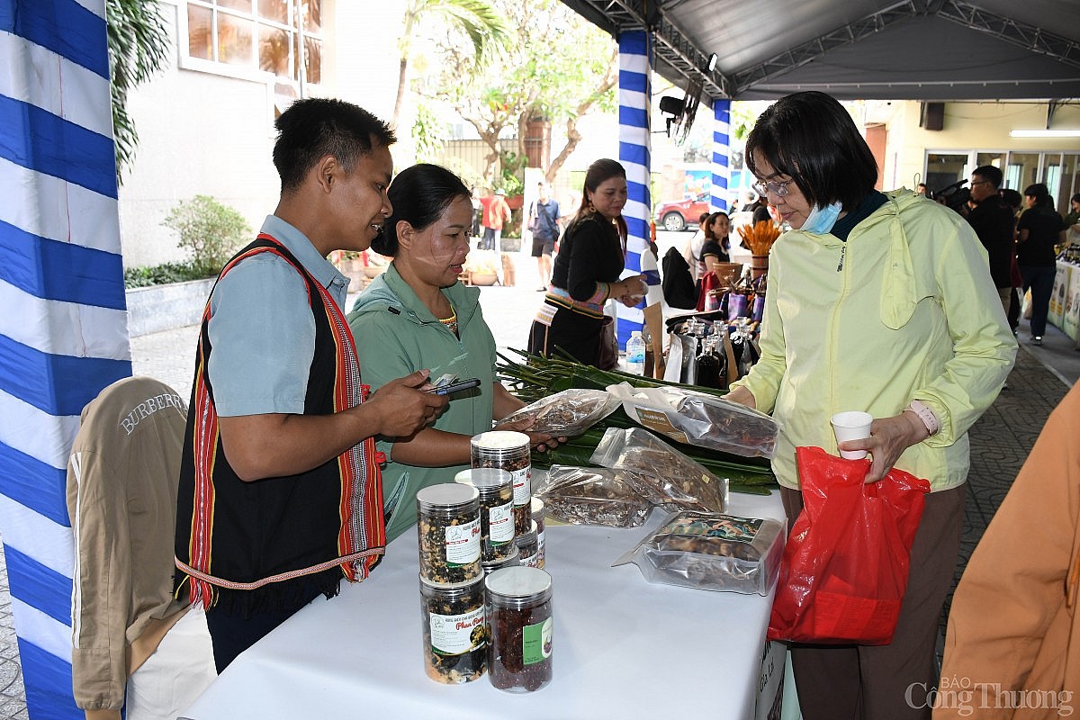 Chùm ảnh: Phiên chợ sản phẩm OCOP - đặc sản địa phương