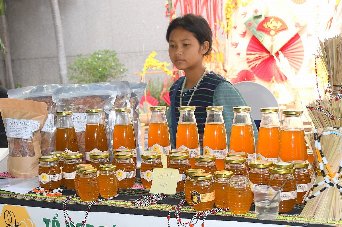 Chùm ảnh: Phiên chợ sản phẩm OCOP - đặc sản địa phương