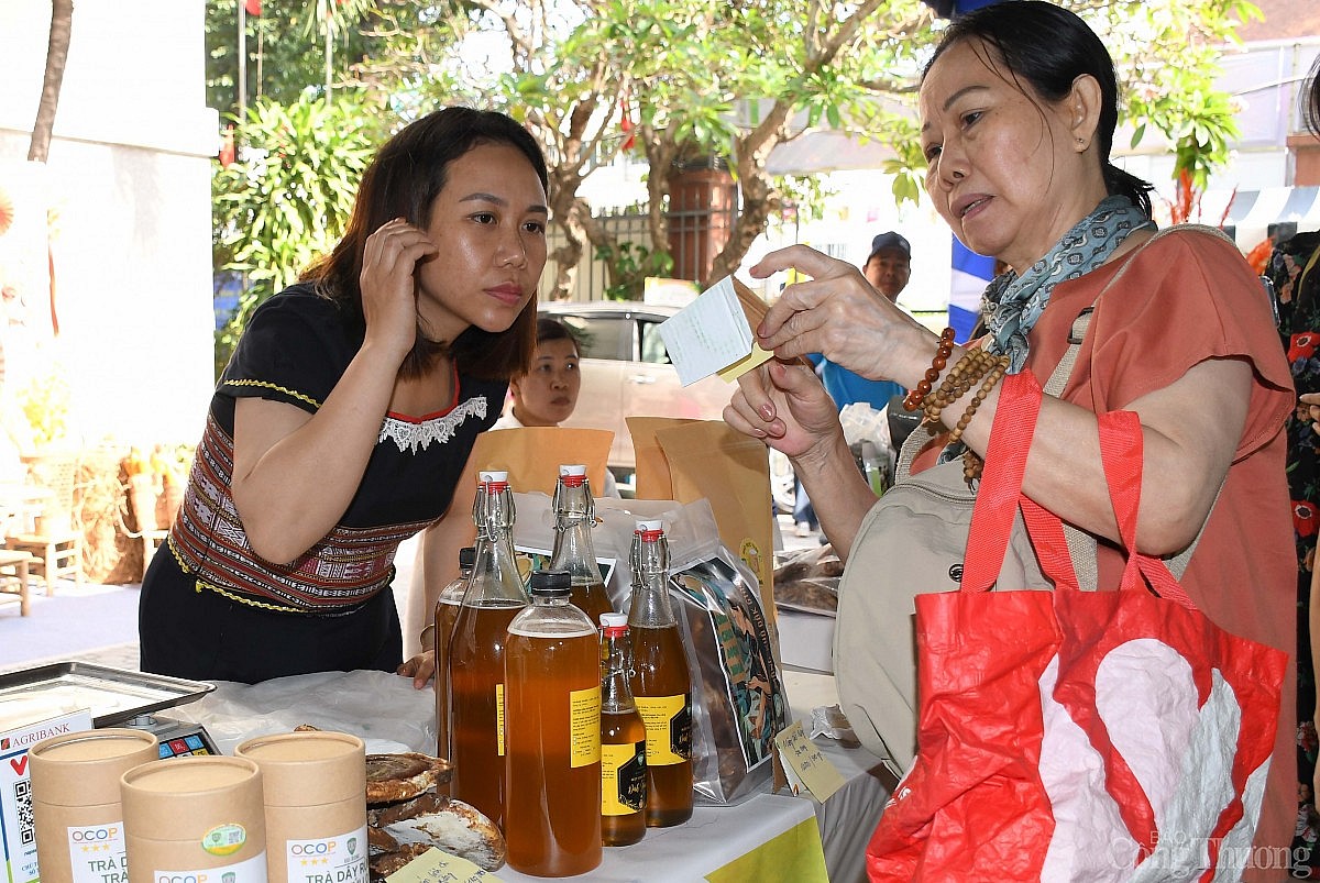 Chùm ảnh: Phiên chợ sản phẩm OCOP - đặc sản địa phương