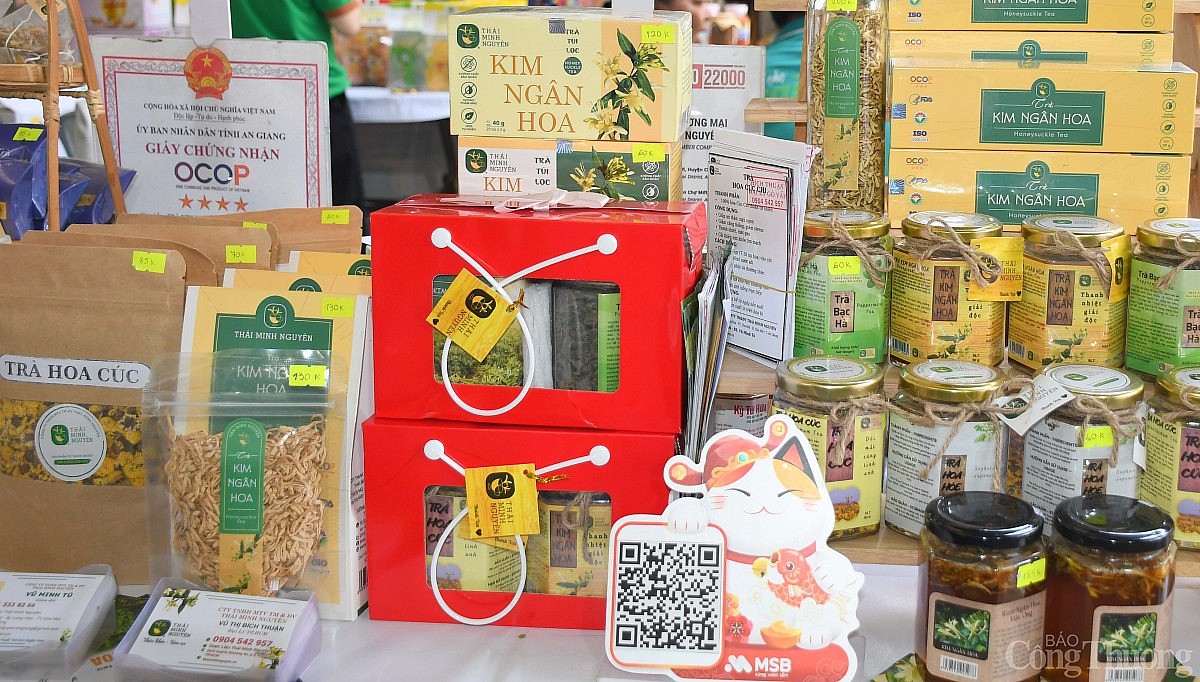 Chùm ảnh: Phiên chợ sản phẩm OCOP - đặc sản địa phương