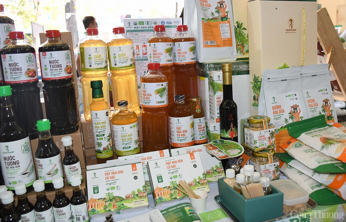 Chùm ảnh: Phiên chợ sản phẩm OCOP - đặc sản địa phương