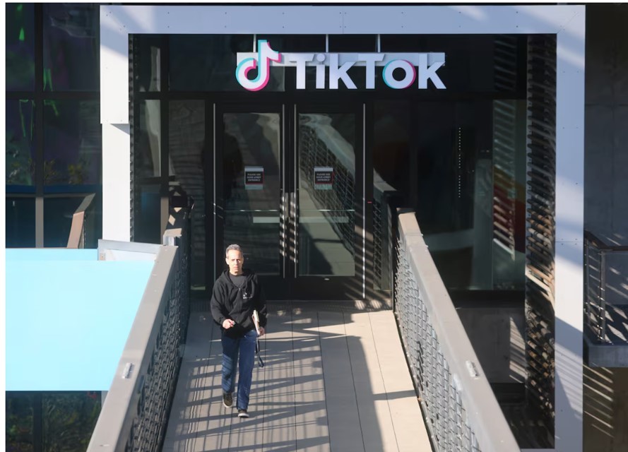 Một người đàn ông rời khỏi trụ sở chính của công ty truyền thông xã hội TikTok tại Hoa Kỳ ở Culver City, California, Hoa Kỳ, 17/1/2025. Ảnh: REUTERS. Một người đàn ông rời khỏi trụ sở chính của công ty truyền thông xã hội TikTok tại Hoa Kỳ ở Culver City, California, Hoa Kỳ, 17/1/2025. Ảnh: REUTERS.