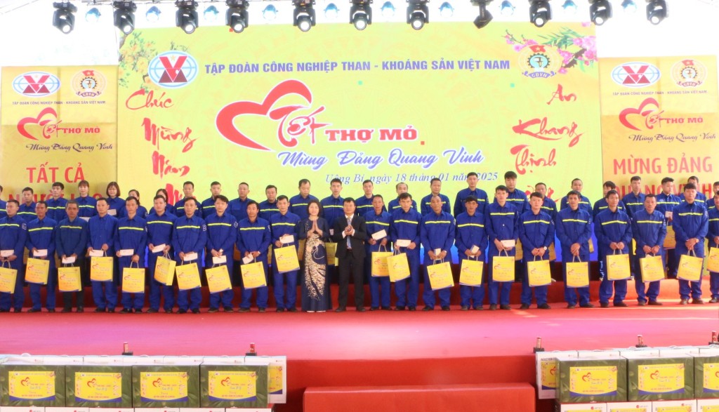Ấm áp nghĩa tình Tết Thợ mỏ Ấm áp nghĩa tình Tết Thợ mỏ