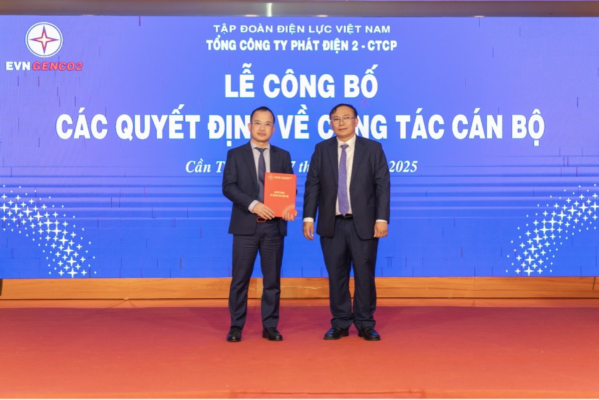 Ông Trần Phú Thái – Bí thư ĐU, Chủ tịch HĐQT EVNGENCO2 (người bên phải) trao Quyết định bổ nhiệm Tổng Giám đốc Tổng công ty Phát điện 2 cho ông Nguyễn Hữu Thịnh (Người bên trái) Ông Trần Phú Thái – Bí thư ĐU, Chủ tịch HĐQT EVNGENCO2 (người bên phải) trao Quyết định bổ nhiệm Tổng Giám đốc Tổng công ty Phát điện 2 cho ông Nguyễn Hữu Thịnh (Người bên trái)