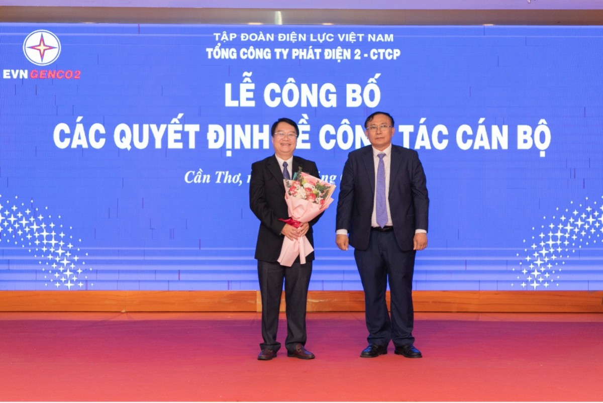 Ông Trần Phú Thái – Chủ tịch HĐQT EVNGENCO2 tặng hoa tri ân những đóng góp của ông Trần Văn Dư – Phó Tổng Giám đốc Ông Trần Phú Thái – Chủ tịch HĐQT EVNGENCO2 tặng hoa tri ân những đóng góp của ông Trần Văn Dư – Phó Tổng Giám đốc