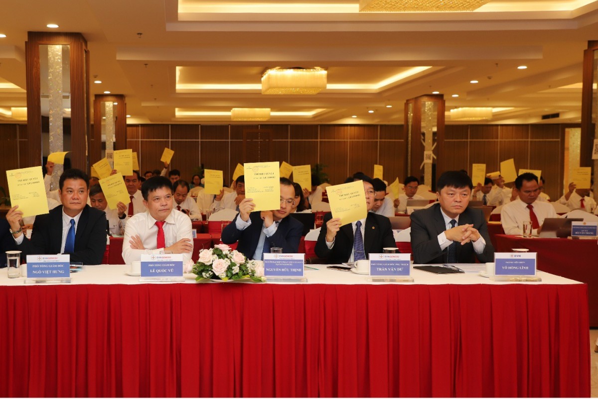 Các cổ đông tiến hành biểu quyết và bỏ phiếu biểu quyết đối với các nội dung tại Đại hội đồng cổ đông bất thường năm 2025 Các cổ đông tiến hành biểu quyết và bỏ phiếu biểu quyết đối với các nội dung tại Đại hội đồng cổ đông bất thường năm 2025