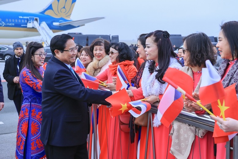 Đông đảo nhân viên sứ quán và kiều bào ta tại Czech chào đón Thủ tướng và phu nhân